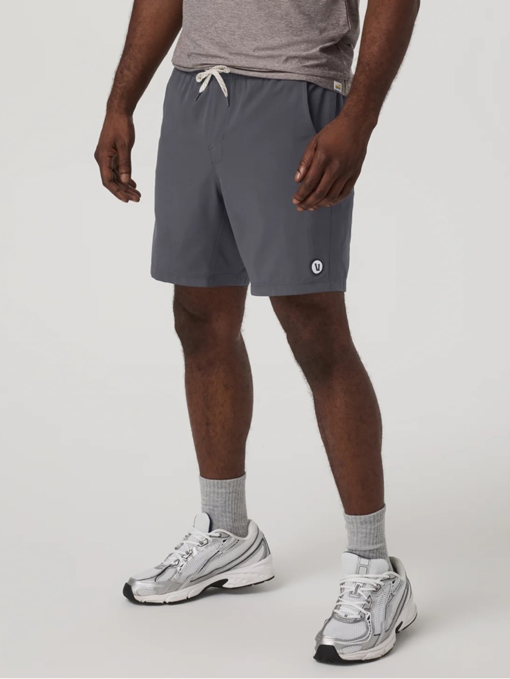 Vuori Kore Short Lined 7" in Charcoal Grey